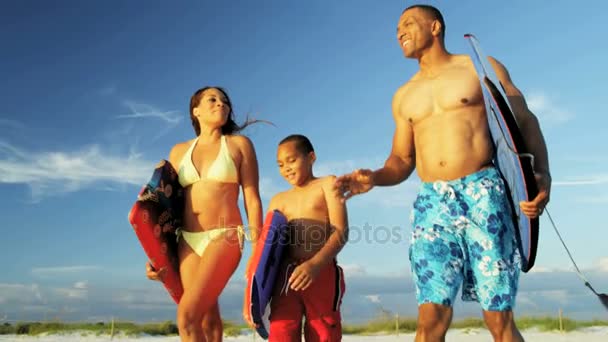 Familia caminando con tablas de surf — Vídeo de stock