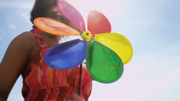 Femme s'amuser avec pinwheel — Video