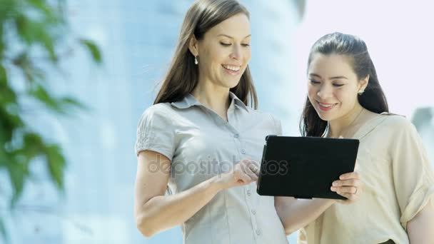 Businesswomen usando tableta — Vídeo de stock