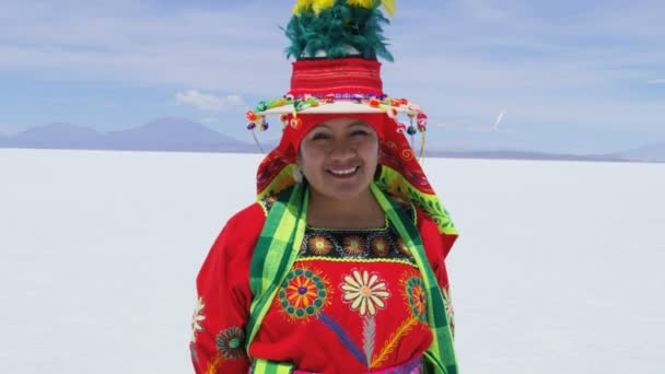 Hembra en Salar de Uyuni en traje tradicional — Vídeos de Stock