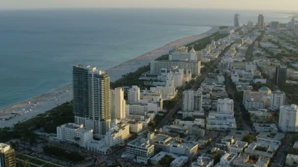 Art Deco hotels langs de kust van Miami — Stockvideo