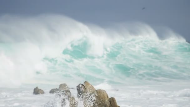 Olas oceánicas impulsadas por fuertes vientos — Vídeo de stock