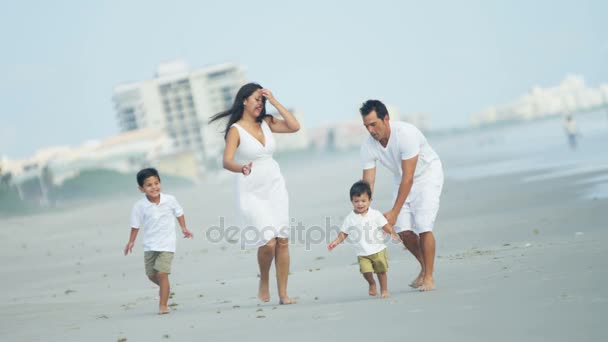 Família se divertindo em um resort costeiro — Vídeo de Stock