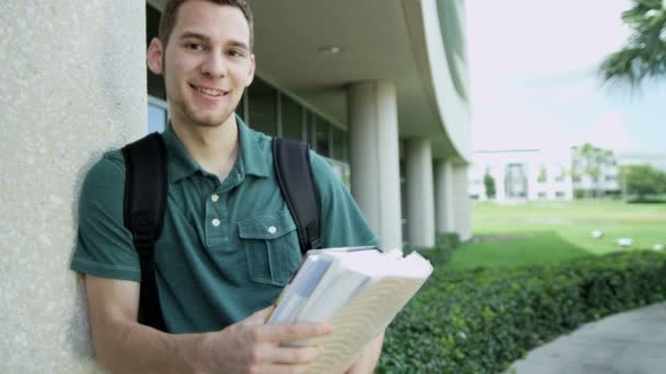 Adolescente masculino carregando livros de biblioteca — Vídeo de Stock