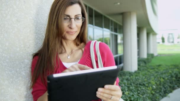 Professor segurando tecnologia touchscreen sem fio — Vídeo de Stock