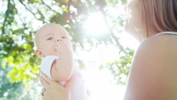 Anne ile bebek zevk beraberlik — Stok video