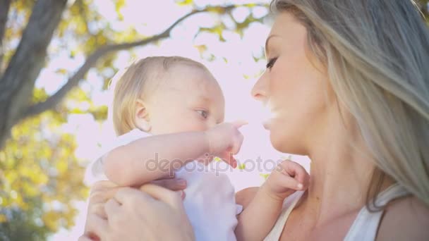 Μητέρα που κρατάει το μωρό γιο — Αρχείο Βίντεο