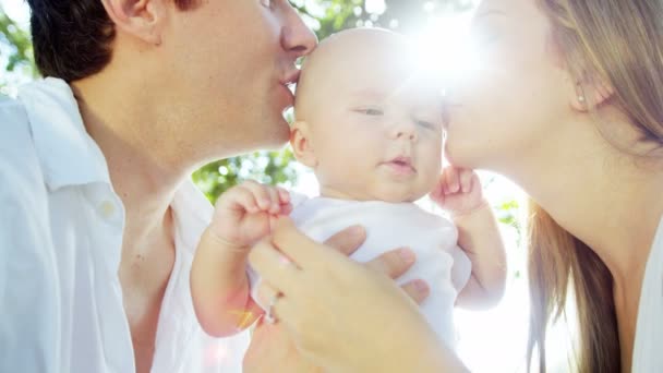 Parents kissing child — Stock Video