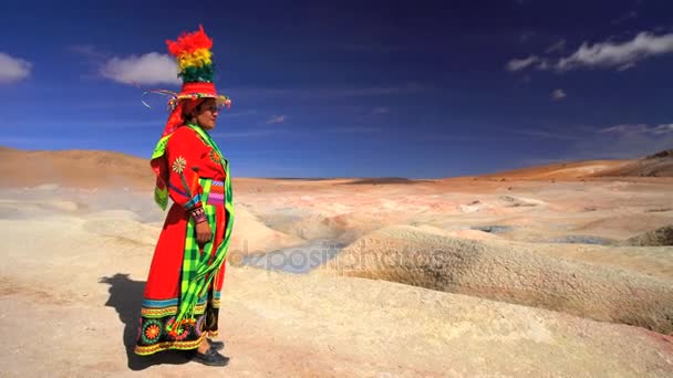 Bolivian female by geothermal hot springs — Stock Video