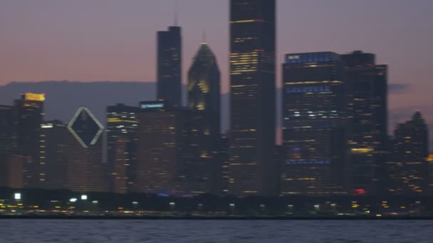 ライトアップされた高層建築のシカゴ — ストック動画