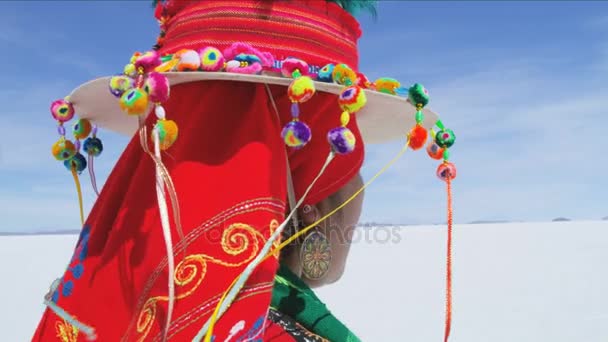 Боливийская женщина на минеральных соляных равнинах — стоковое видео