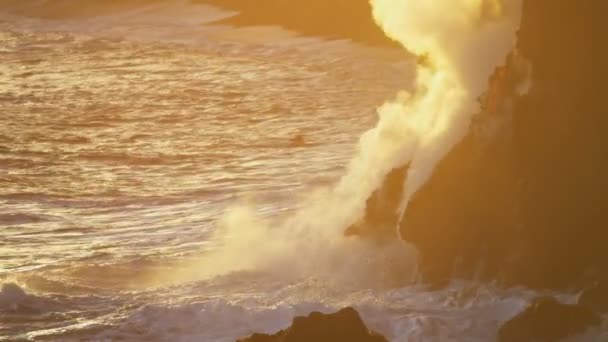 Gesmolten lava giet in de Oceaan — Stockvideo