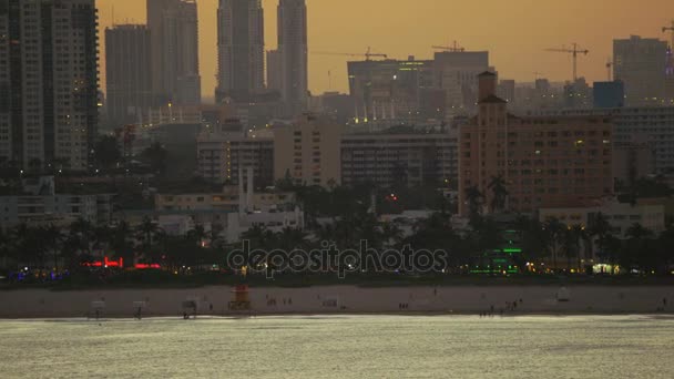 Vista iluminada dos edifícios do resort Art Deco — Vídeo de Stock