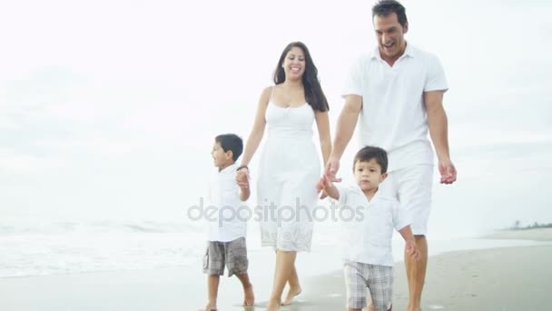 Familjen promenader längs stranden — Stockvideo