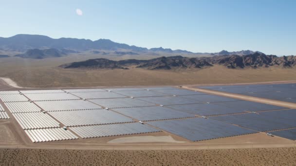 Unidades solares fotovoltaicas — Vídeo de stock