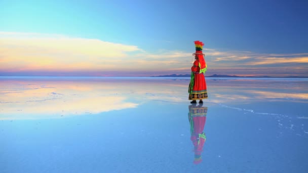 Γυναίκα στο sunrise περπάτημα για Salar de Uyuni — Αρχείο Βίντεο