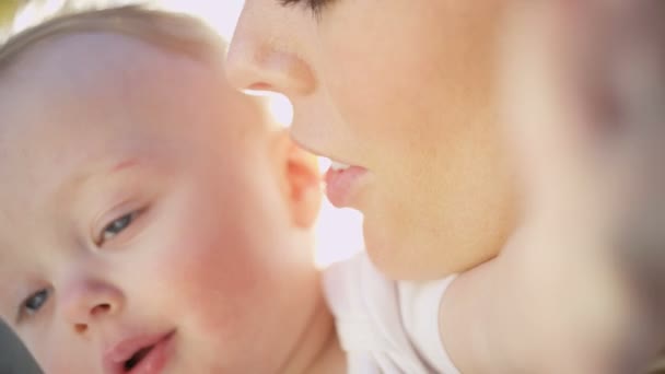 Mor håller i sin lilla pojke — Stockvideo