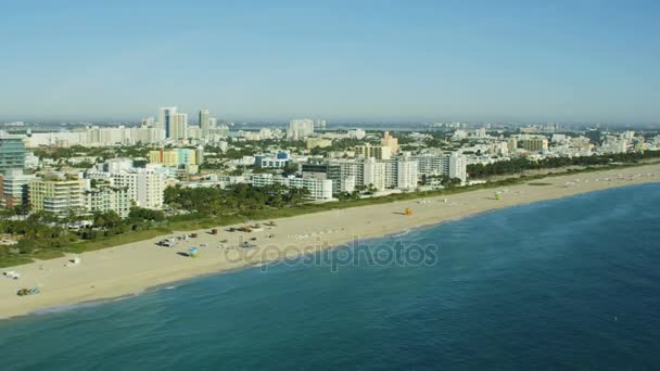 Vista al amanecer de los edificios de hoteles de lujo de Miami Art Deco — Vídeos de Stock