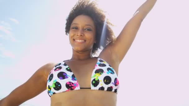 女性在海滩上摆姿势 — 图库视频影像