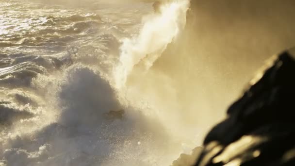 Лава падает в океан — стоковое видео