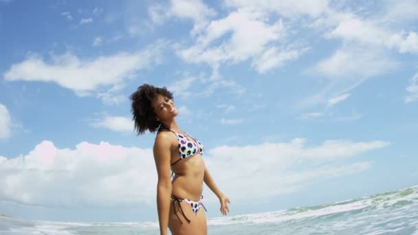 Chica posando en la playa — Vídeo de stock