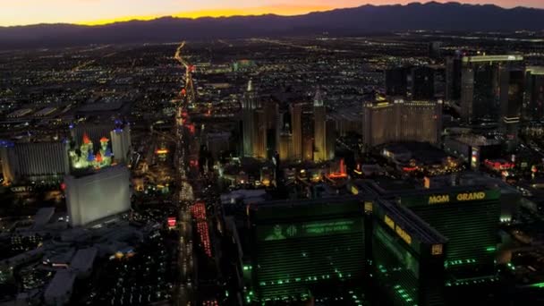 Verlichte Las Vegas stad van luxe Hotels — Stockvideo