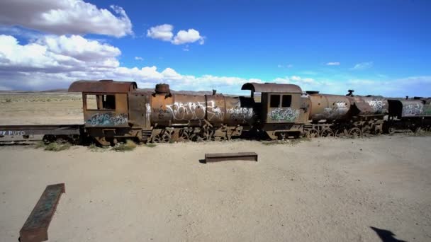 Cementerio de trenes bolivianos cerca de Salar de Uyuni — Vídeos de Stock