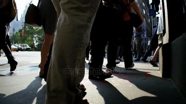 Turisti su strade trafficate della città — Video Stock