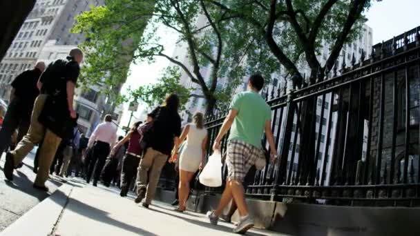 Viajeros en calles concurridas de la ciudad — Vídeos de Stock