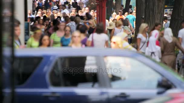 Persone che camminano per le strade della città — Video Stock