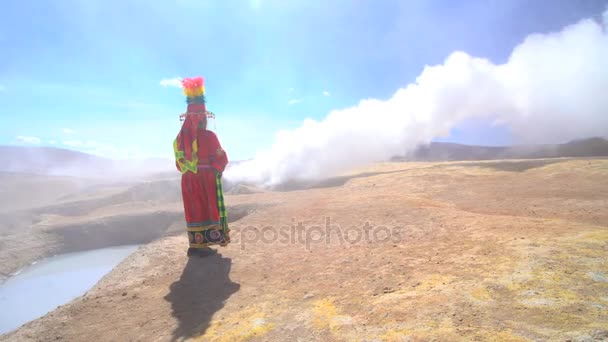 Mujer boliviana por aguas termales geotérmicas — Vídeos de Stock