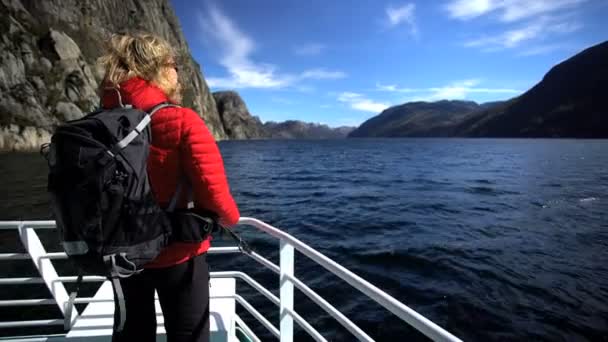 徒步旅行者观看 Lysefjorden 峡湾 — 图库视频影像