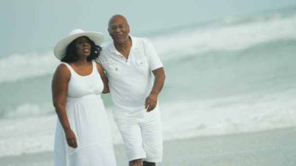 Pareja caminando por las olas — Vídeos de Stock