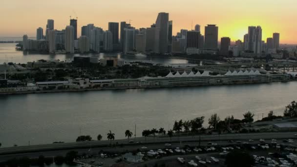 Θέα στο ηλιοβασίλεμα της πόλης ουρανοξύστες, Μαϊάμι — Αρχείο Βίντεο