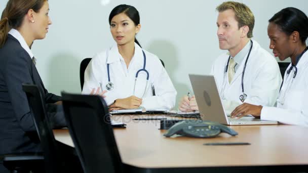 Ejecutivo felicitando a los consultores médicos — Vídeos de Stock