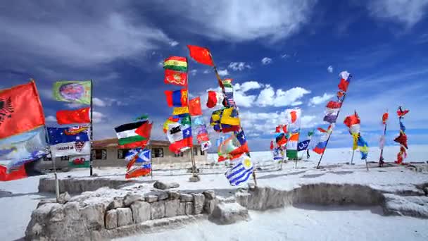 Salar de Uyuni só lakások világ nemzetközi zászlókkal — Stock videók