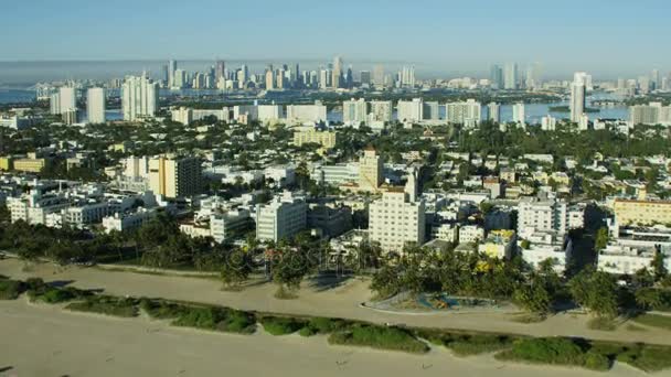 Vue du lever du soleil sur les bâtiments hôteliers de luxe Art déco de Miami — Video