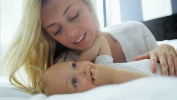 Madre besando bebé — Vídeos de Stock