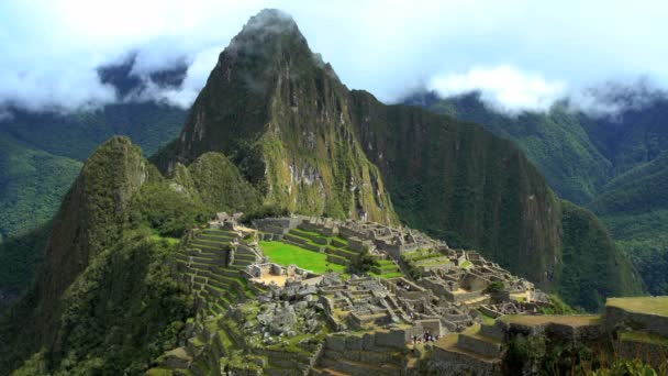 Machu Picchu, omringd door bergtoppen — Stockvideo