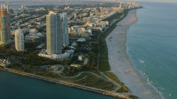 Günbatımı Güney Pointe Beach — Stok video