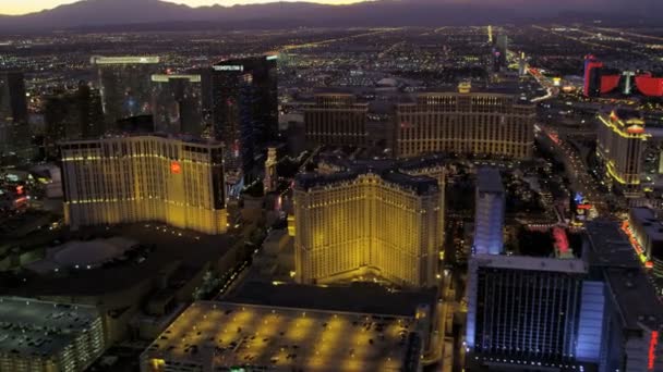 Verlichte Las Vegas stad van luxe Hotels — Stockvideo