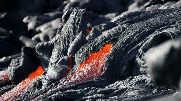 Lente lave volcanique en mouvement — Video