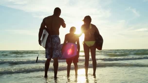 Famille jouissant sur la plage — Video