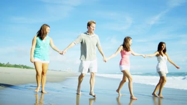 Pais e filhas em um resort costeiro — Vídeo de Stock
