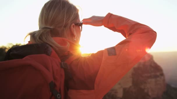 Žena dívat na západ slunce — Stock video