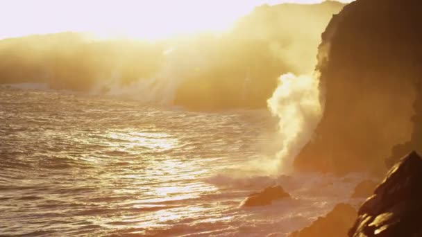 Lava ergießt sich ins Meer — Stockvideo