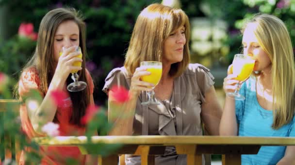 Mãe e filhas desfrutando de suco — Vídeo de Stock