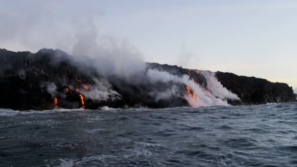 Lava strömt in den Pazifik — Stockvideo