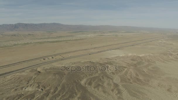 Us15 voertuig Freeway in de Mojavewoestijn — Stockvideo