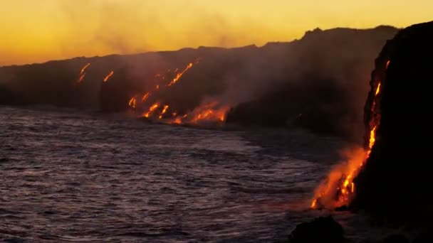 Okyanusa düşen lav — Stok video